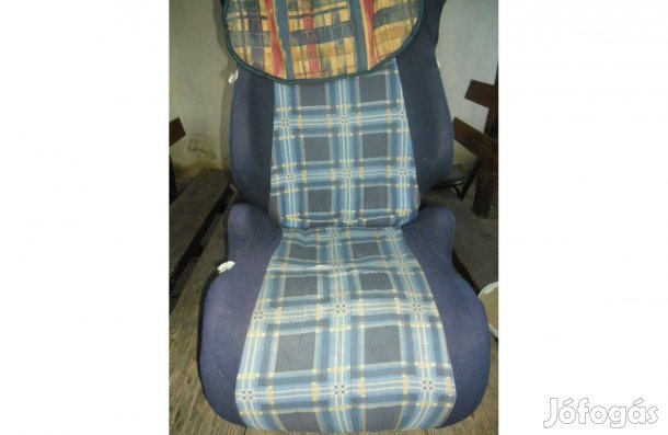 Eladó a képen látható használt autóba gyerek ülés csomag