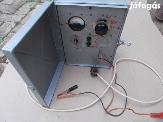 Eladó a képen látható használt régi magyar autó aksi töltő