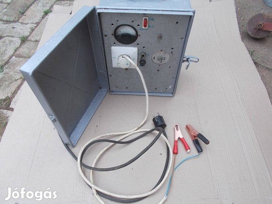 Eladó a képen látható használt régi magyar autó aksi töltő 2 számú