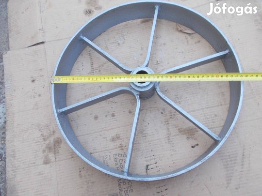 Eladó a képen látható használt régi vas kerék