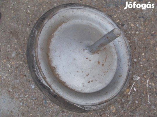 Eladó a képen látható használt tömör talicska kerék