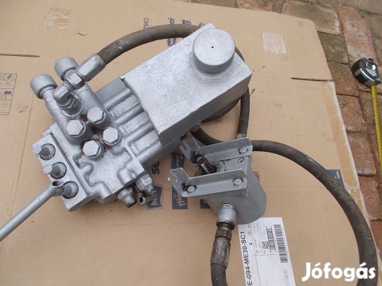 Eladó a képen látható hidraulika irányváltó szivattyúval