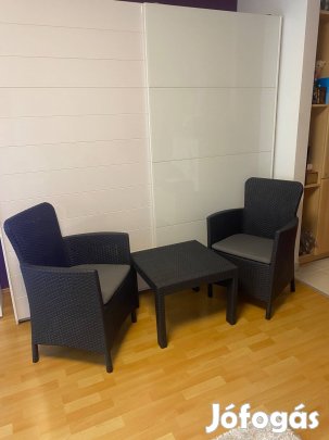 Eladó a képen látható kerti ülőgarnitúra, újszerű állapotban