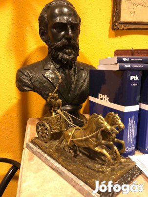 Eladó a képen látható két darab antik szobor