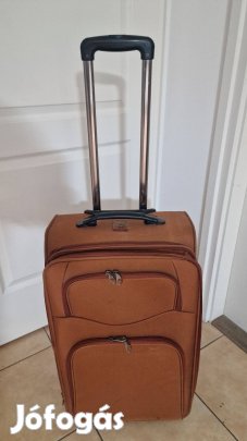 Eladó a képen látható keveset használt barna cipzáras utazó bőrönd