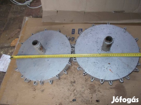 Eladó a képen látható rota kapához körmös kerék párban