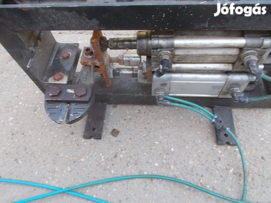 Eladó a képen látható sűrített levegővel működő erővágó