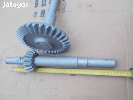 Eladó a képen látható szöghajtáshoz tengelyek acél fogaskerékkel