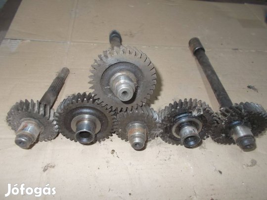 Eladó a képen látható tengelyek acél fogaskerékkel
