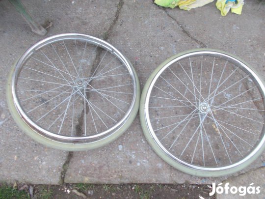 Eladó a képen látható tömör gumis kerék párban