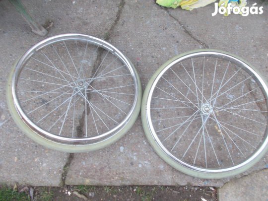 Eladó a képen látható tömör gumis kerék párban