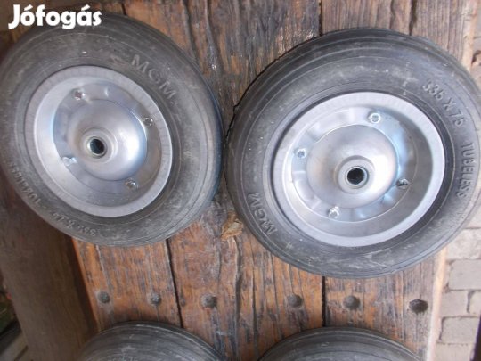 Eladó a képen látható új tömör kerék párban