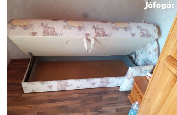 Eladó ágyneműtartós heverő díszpárnával