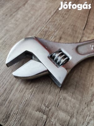 Eladó állítható kulcs.