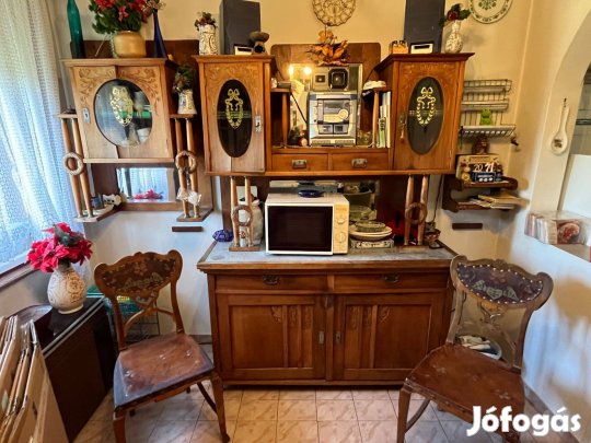 Eladó antik, díszített fa kredenc / tálalószekrény