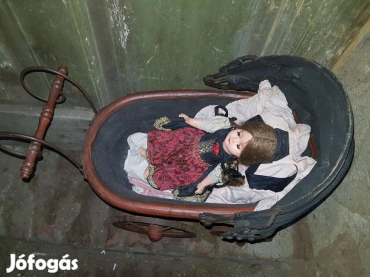 Eladó antik jellegű, hatású babakocsi játék babával