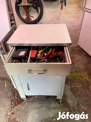 Eladó antik korházi éjeli szekrény