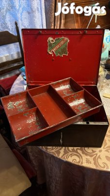 Eladó antik pénzkazetta a 1900-1920-as évekből (AI) szerint