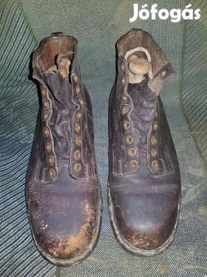 Eladó antik szegecses bőr cipő