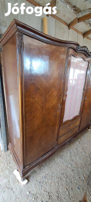 Eladó antik szekrény