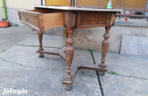 Eladó antik,talán ónémet stílusú faasztal