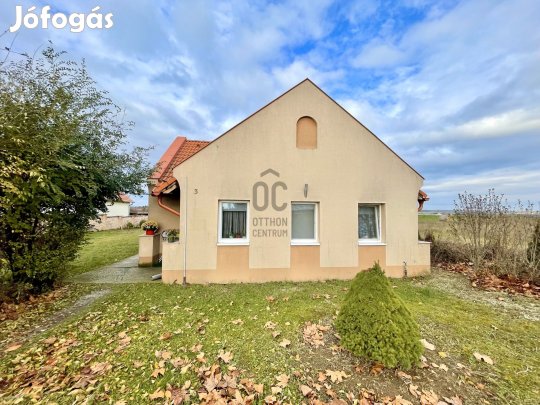 Eladó apartmanház Zsirán!  6 önálló lakóegység, kiváló elhelyezkedés a