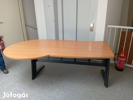 Eladó asztal