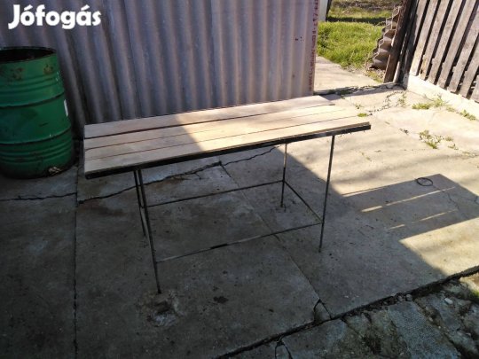Eladó asztal