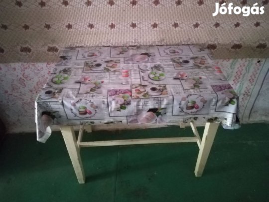 Eladó asztalok