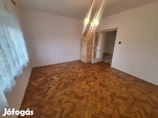 Eladó azonnal költözhető családi ház Batéban!