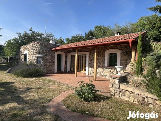 Eladó balatoni panorámás családi ház Ábrahámhegyen