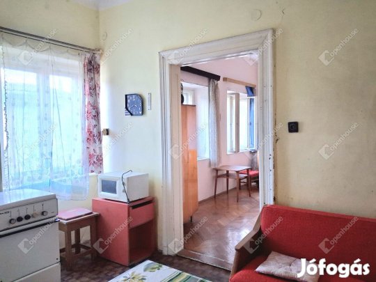 Eladó barátságos társasházi lakás Komárom központjában!