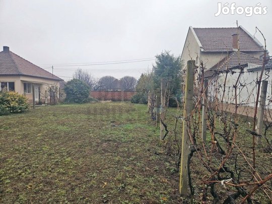 Eladó bekerített építési telek Békéscsaba kertvárosi részén!
