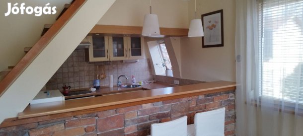 Eladó belső szintes, bútorozott téglalakás Nyíregyházán