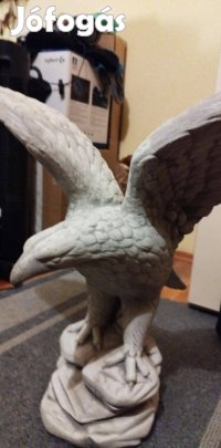 Eladó betonból készült Turul madár 