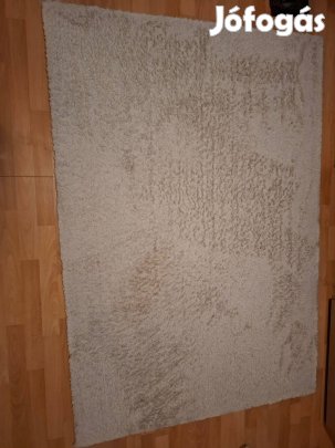 Eladó bézs színű bolyhos szőnyeg