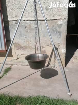 Eladó bogrács, állvány