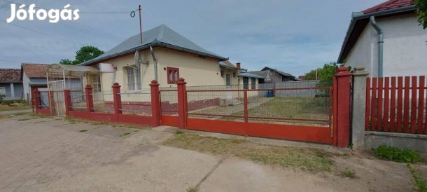 Eladó bolthelyiség, lakrésszel Encsencsen