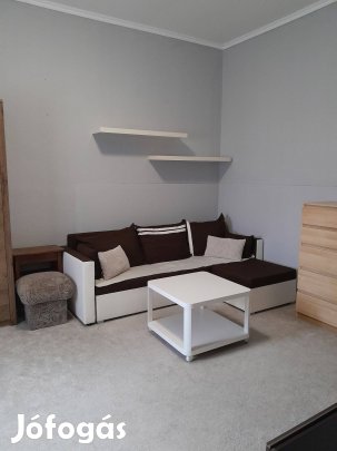 Eladó bútorozott, azonnal költözhető garzon Újpesten