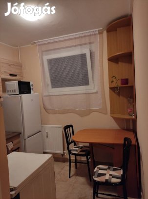Eladó bútorozott, gépesített lakás a Jerikó utcán az Újkertben 
