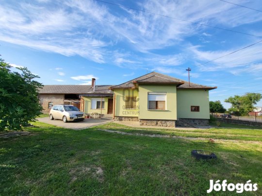 Eladó családi ház Aparhanton