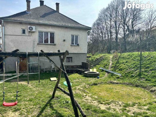 Eladó családi ház Bajna, csendes, mégis jól megközelíthető részén