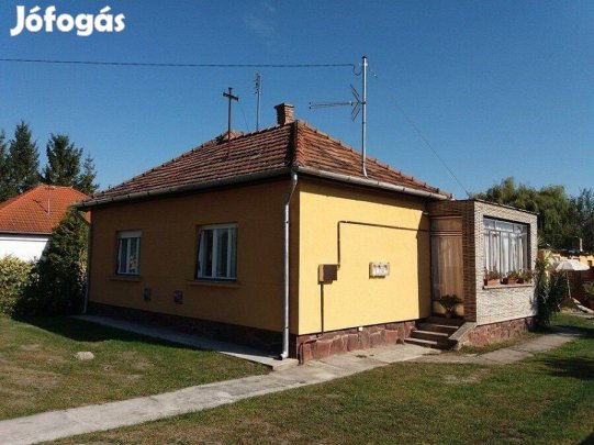 Eladó családi ház Balatonfenyvesen, extra nagy telekkel