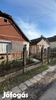 Eladó családi ház Csőszön, Fejér megyében nagy telek, azonnal költöz