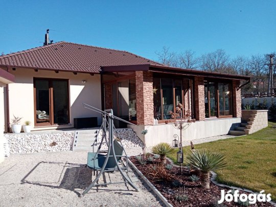 Eladó családi ház Győrújbarát