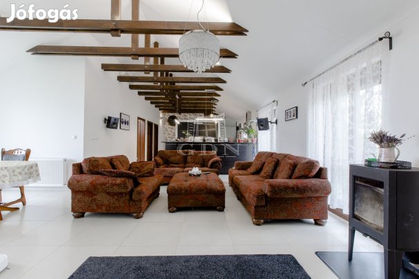 Eladó családi ház Kartal, Csendes természetközeli részen