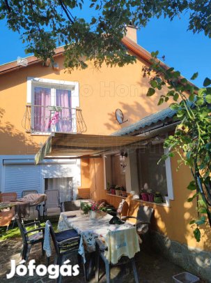 Eladó családi ház Mány-Felsőörsön medencével, télikerttel,