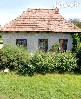 Eladó családi ház Nagyvázsony, Erdőszéli, csendes utca