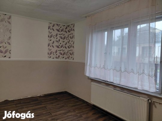 Eladó családi ház Orosi útról nyíló, csendes, aszfaltozott utcában!