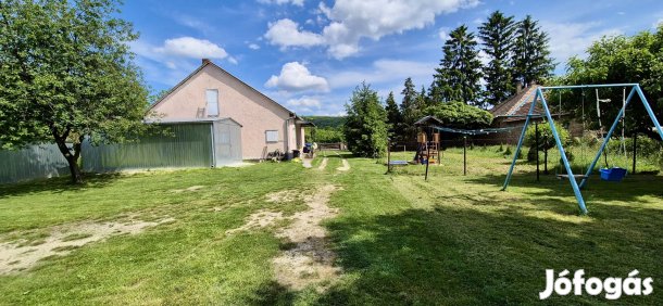 Eladó családi ház Pakod csendes mellékutcájában, távol a